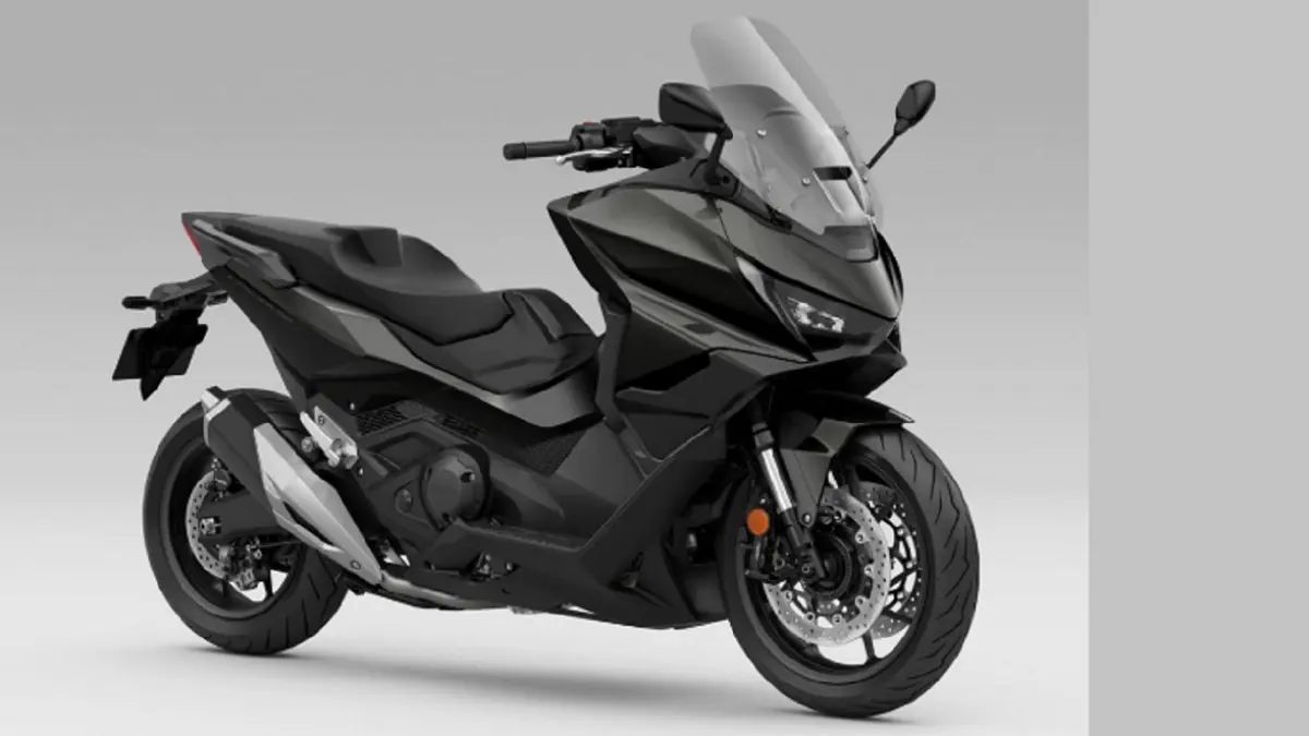 Honda Forza 750 model 2027 tampil lebih segar dengan pilihan warna baru, tetap mengandalkan mesin 745 cc dan transmisi DCT. (ELECTREK)