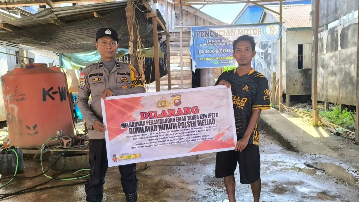 Personel Polsek Meliau memberikan sosialisasi kepada warga terkait larangan Pertambangan Emas Tanpa Izin (PETI) serta mengajak masyarakat berperan aktif menjaga kelestarian lingkungan dan melaporkan aktivitas tambang ilegal di wilayah Kecamatan Meliau, Kamis (30/7).&nbsp;(ISTIMEWA)&nbsp;