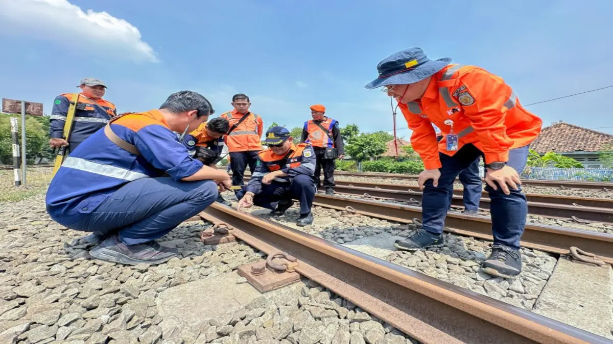 Ilustrasi komitmen KAI dalam Menjaga Keselamatan Perjalanan Kereta Api melalui Pemeriksaan Lintas Jalan Kaki. (FIM)
