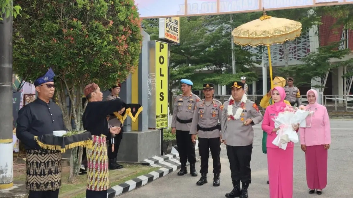 Kapolres beserta istri disambut dengan adat tepung tawar Melayu Mempawah.