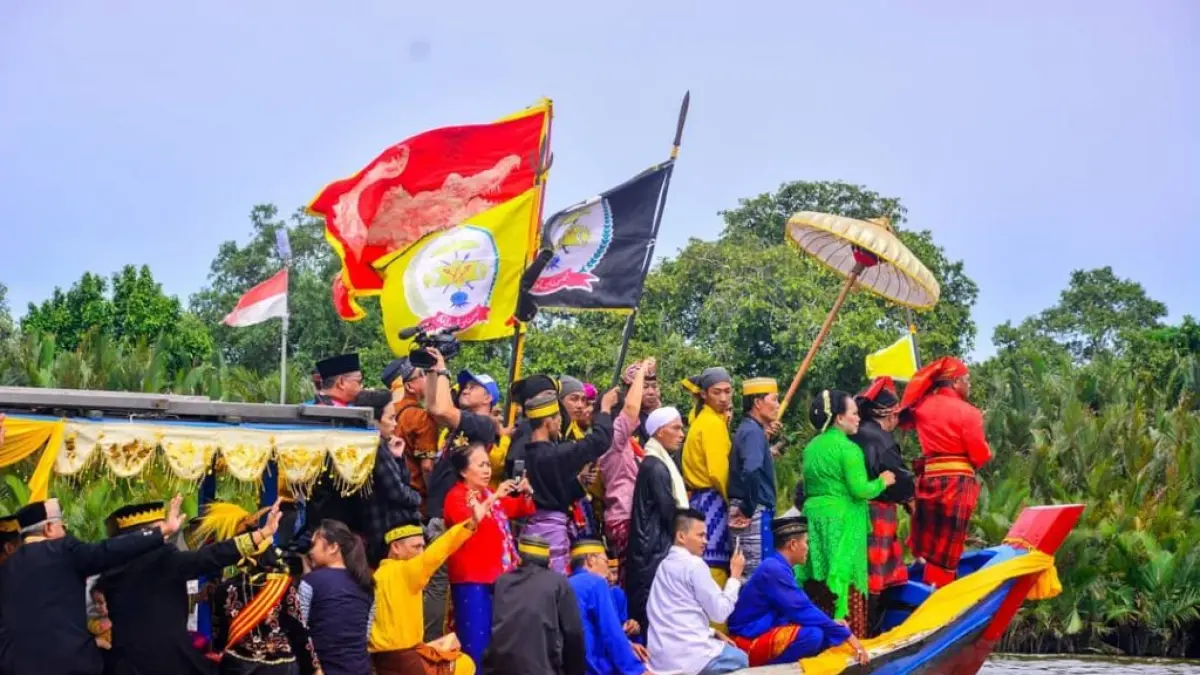 Napak tilas kedatangan Opu Daeng Menambon ke Mempawah yang diperankan Raja Mempawah Pangeran Ratu Mulawangsa Mardan Adijaya Kesuma Ibrahim. (DOK PONTIANAK POST) 