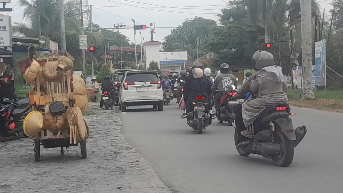 Pedagang menjajakan kerajinan berbahan rotan dan bambu dengan cara berkeliling menggunakan sepeda motor. (FAHROZI/PONTIANAK POST