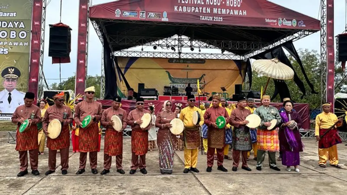 Pembukaan Festival Budaya Robo-robo Kuala Mempawah tahun 2025 ditandai dengan pemukulan alat musik tradisional tar.(DOK PONTIANAK POST)

