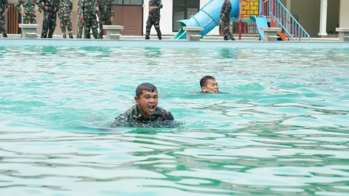 Personel Kodim Mempawah melaksanakan latihan renang dasar militer.
