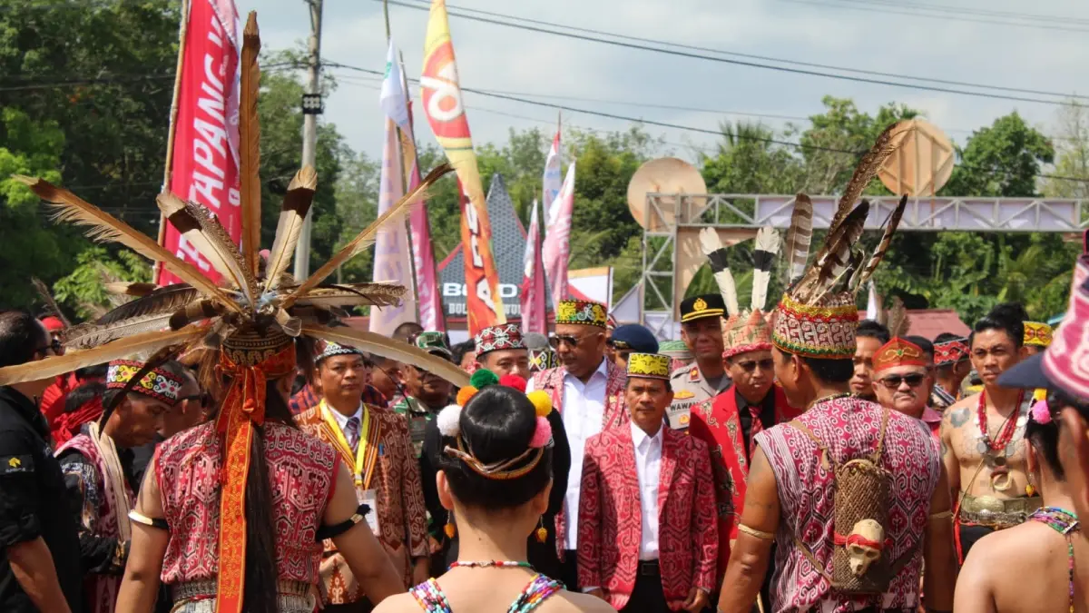 Ribuan masyarakat hadiri pembukaan PGD XIII di Betang Tampun Juah, Jerora Satu, Rabu (29/7).(RISKA / PONTIANAK POST) 