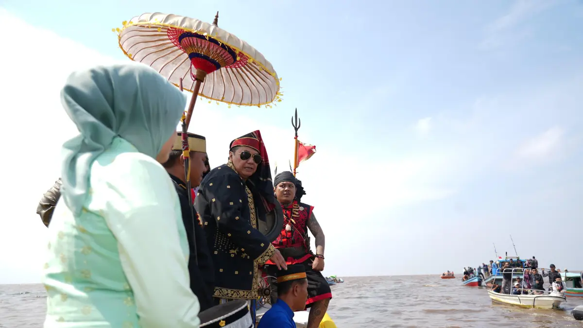 RITUAL BUANG-BUANG-Kepala Disporapar Kalbar Windy Prihastari menaiki kapal saat mengikuti ritual buang-buang rangkaian festival robo-robo di Kabupaten Mempawah, dua tahun lalu. (DOK PONTIANAK POST) 