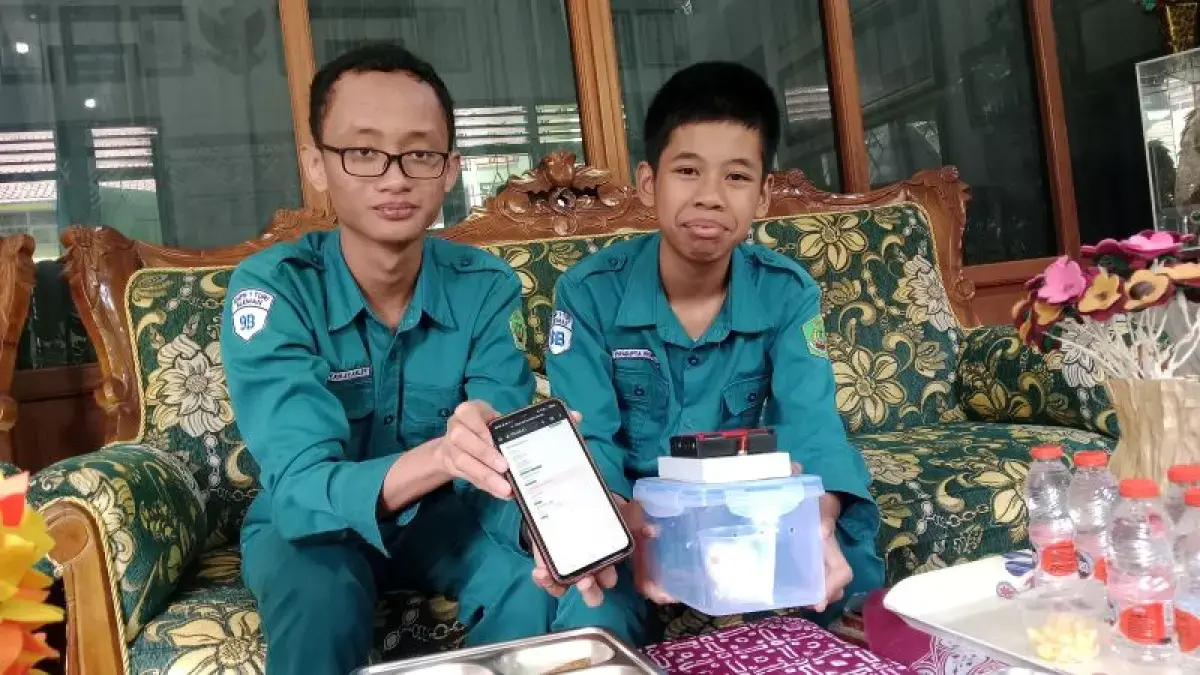  Siswa SMPN 1 Turi Abyan Syahlefi (berkacamata) dan Pradipta Widhi Nugroho menunjukkan kreasi alat Detektor MBG untuk menguji makanan basi. (Delima Purnamasari/Radar Jogja)