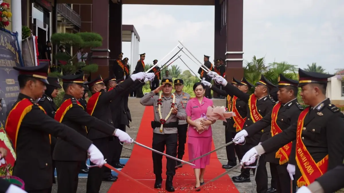 Tradisi Welcome and Farewell Parade menandai pergantian kepemimpinan Polres Kubu Raya dari AKBP Kadek Ary Mahardika kepada AKBP Rensa S. Aktadivia Robinson, Kamis (30/7). (ISTIMEWA)