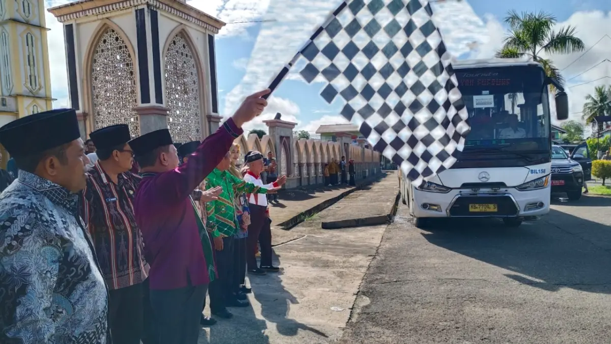 Wakil Bupati Kapuas Hulu, Sukardi saat melepas kafilah berangkat ke Kayong Utara untuk mengikuti MTQ ke 34. (TAUFIK/PONTIANAK POST)