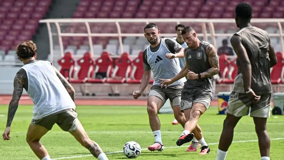 Pemain Aston Villa Ross Barkley dan John McGinn mengikuti sesi latihan tim di Stadion Utama Gelora Bung Karno (SUGBK), Jakarta, Jumat (31/7/2026), menjelang laga tur pramusim mereka di Indonesia menghadapi Indonesia All Stars, Sabtu (1/8/2026) malam. (ANTARA FOTO/Fauzan)