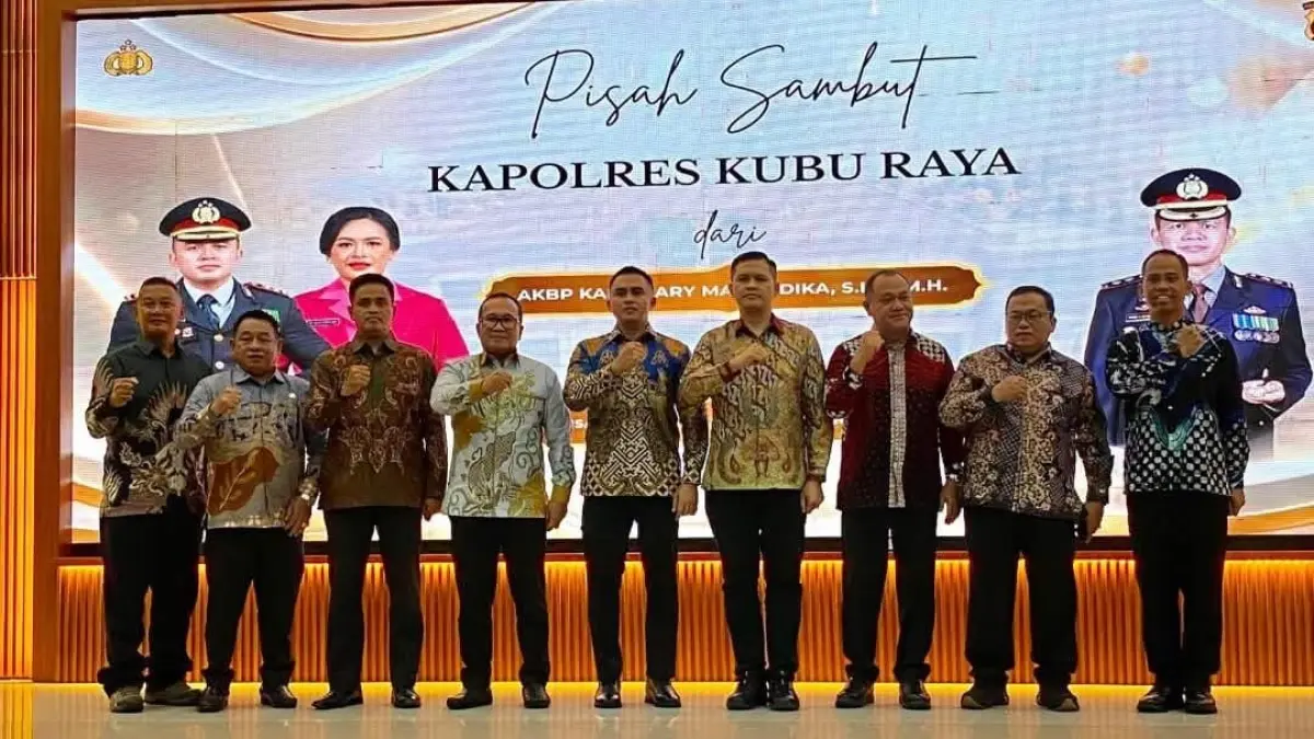Suasana hangat mewarnai acara pisah sambut Kapolres Kubu Raya di Aula Kantor Bupati Kubu Raya, Kamis (30/7). Bupati Sujiwo menegaskan kolaborasi antara Pemkab Kubu Raya, Polres, dan Forkopimda akan terus diperkuat guna menjaga keamanan, ketertiban masyarakat, dan mendukung pembangunan daerah. (Prokopim Kubu Raya)