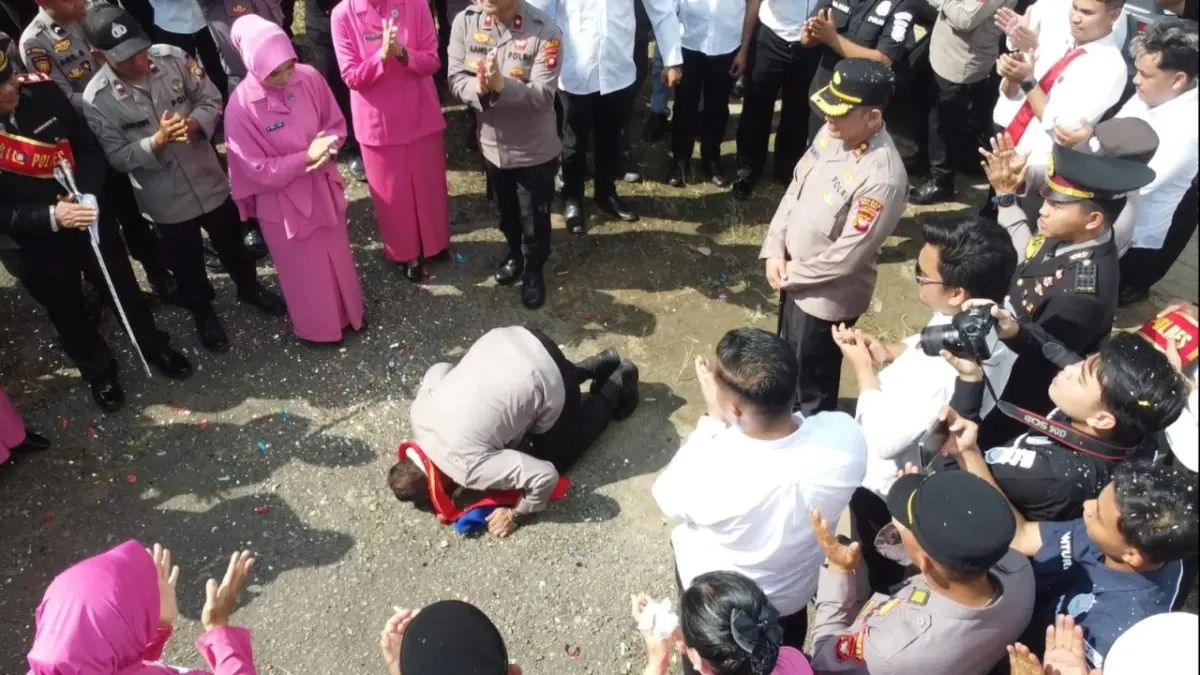 AKBP Harris Batara Simbolon melakukan sujud syukur sebelum meninggalkan Markas Komando (Mako) Polres Melawi, Jumat (31/7. (ISTIMEWA)