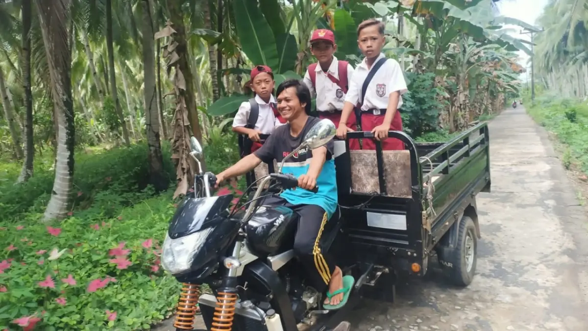 Anak-anak Desa Medan Mas Kecamatan Batu Ampar Kabupaten Kubu Raya menumpang kendaraan warga saat pulang sekolah. (ISTIMEWA)