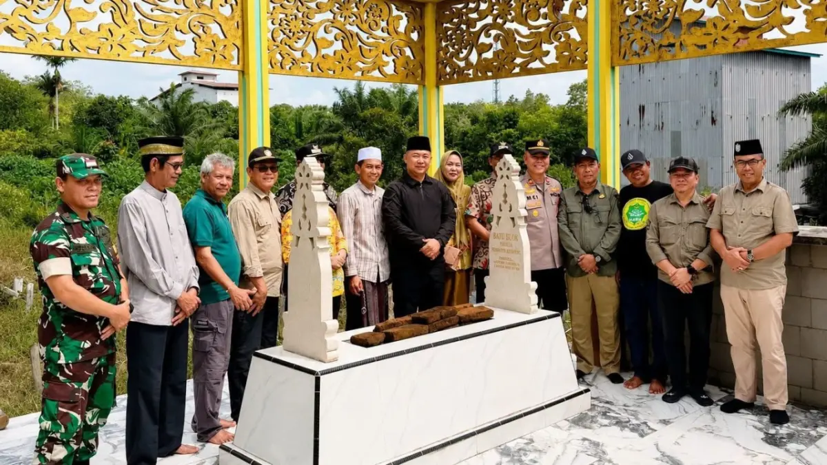 Bupati Ketapang, Alexander Wilyo, melakukan ziarah ke Makam Ratu Elok di Desa Ratu Elok, Kecamatan Manis Mata, Kamis (30/7). (ISTIMEWA)