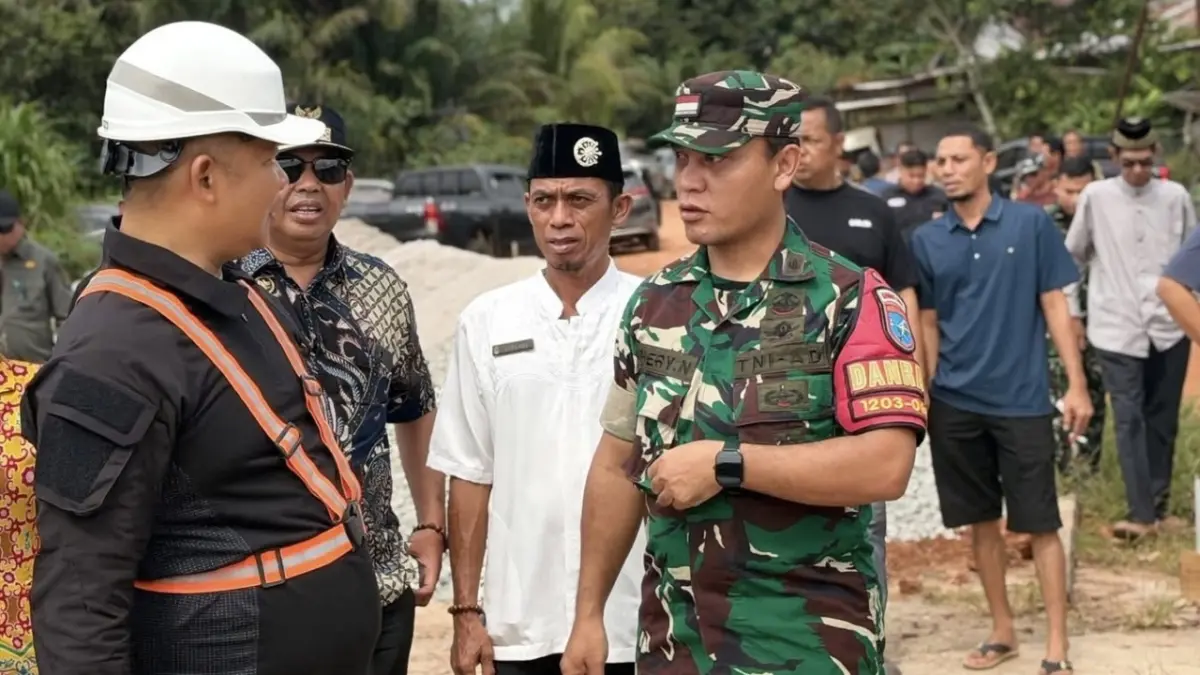 Bupati Ketapang, Alexander Wilyo, meninjau lokasi pembangunan Jembatan Gantung Garuda di Desa Ratu Elok, Manis Mata, Kamis (30/7). (ISTIMEWA)