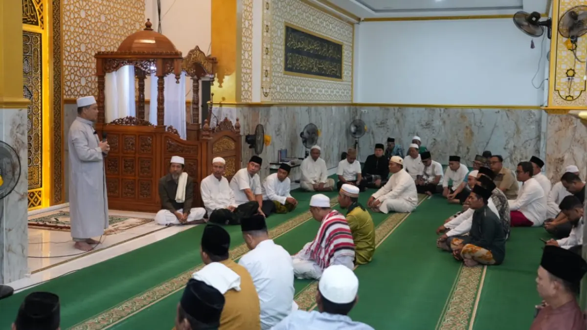 Gubernur Kalimantan Barat, Ria Norsan menyampaikan kultum usai salat subuh di Masjid Babul Mukminin, Kecamatan Teluk Batang (ADPIM PEMPROV KALBAR)