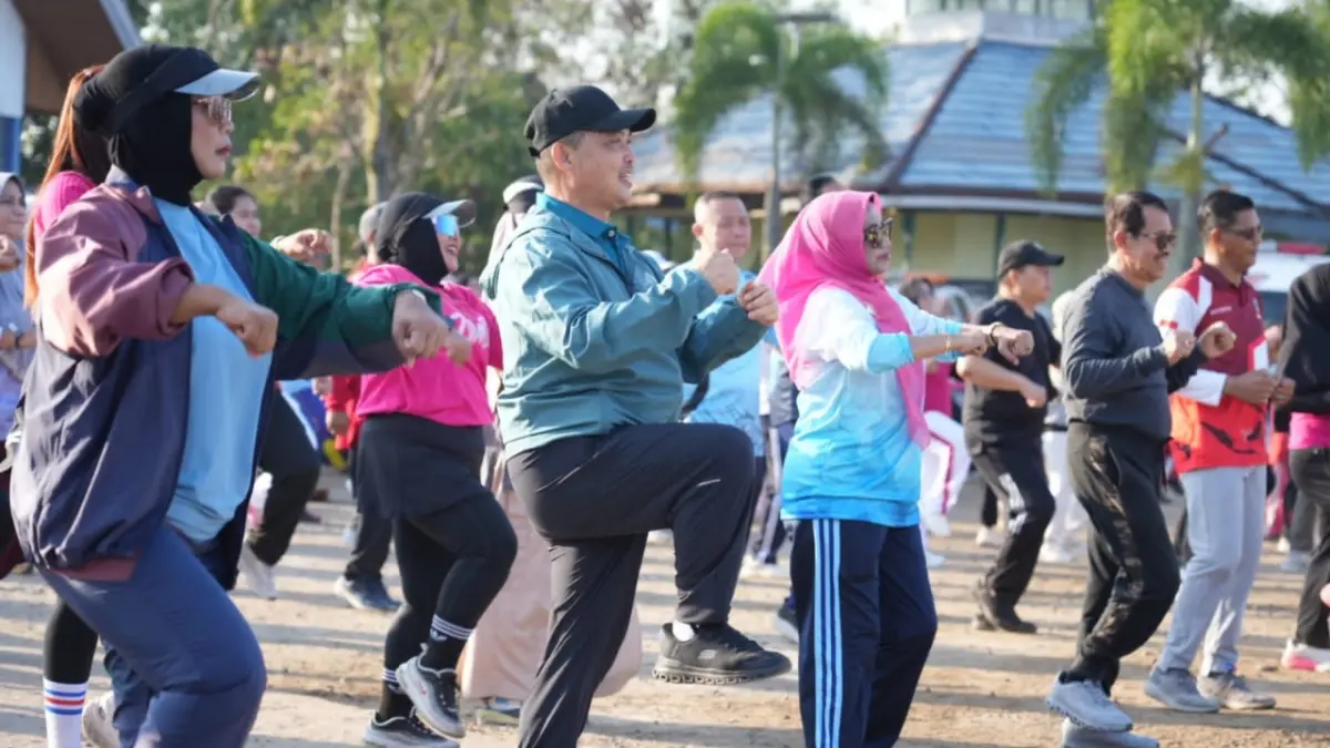Gubernur Kalimantan Barat Ria Norsan saat senam bersama masyarakat yang menjadi rangkaian kegiatan Gema Membangun Desa (ADPIM PEMPROV KALBAR)