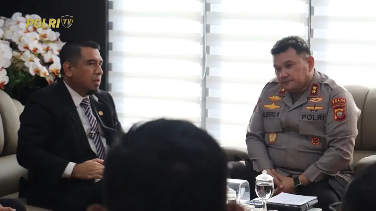 Kapolda Kalimantan Barat Irjen Pol. Alberd Teddy Benhard Sianipar menerima kunjungan kehormatan dari Konsul Malaysia di Pontianak. (YOUTUBE/POLRI TV)