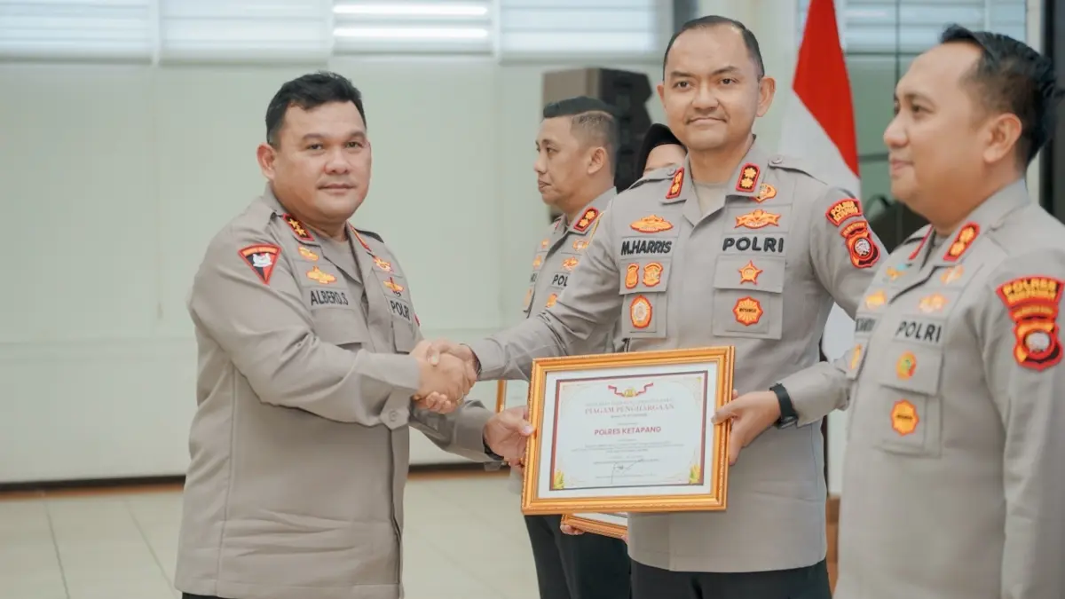 Kapolres Ketapang, AKBP Muhammad Harris, menerima penghargaan dari Kapolda Kalbar, Irjen Pol. Alberd Teddy Benhard Sianipar, Kamis (30/7). (ISTIMEWA)