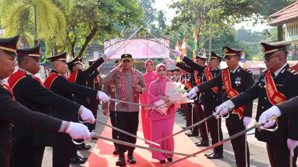 Kapolres Melawi AKBP Askhabul Kahfi, disambut secara resmi melalui tradisi Pedang Pora di Markas Komando (Mako) Polres Melawi, Jumat (31/7). (ISTIMEWA)