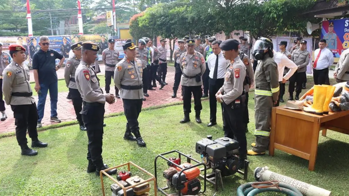 Kapolres Mempawah, AKBP Ade Chandra Capa Yanto saat melihat-lihat peralatan penanggulangan karhutla.
