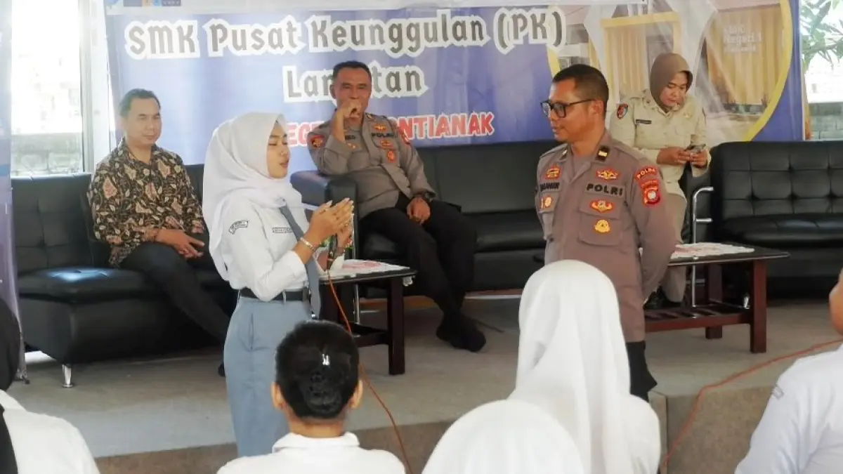 Kaur Litpers Subbid Paminal Bidpropam Polda Kalbar, AKP Jatmiko memberikan edukasi kepada pelajar SMKN 1 Pontianak, Kamis (30/7). (ISTIMEWA)