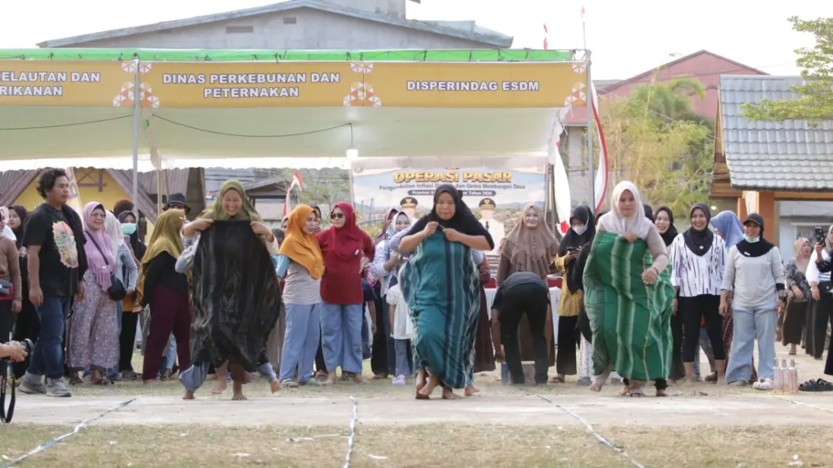 Masyarakat yang ikut dalam &nbsp;Perlombaan Rakyat pada Gema Membangun Desa di Teluk Batang. (ADPIM PEMPROV KALBAR)