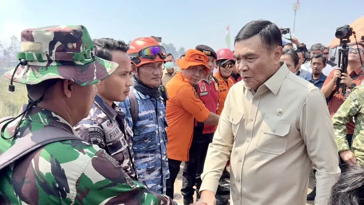 Menko Polkam Jenderal TNI (Purn) Djamari Chaniago (kanan) memberikan semangat kepada para petugas penanggulangan kebakaran hutan dan lahan (karhutla) di Banjarbaru, Kalimantan Selatan, Sabtu (1/8/2026). (ANTARA/Tumpal Aritonang)