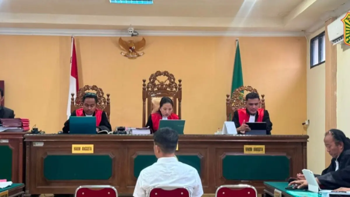 Proses persidangan terdakwa Edy Mulyadi alias Edy Chow yang ditangkap terkait kasus dugaan penjualan oli palsu. Terdakwa kini dialihkan penahanannya dari rumah tahanan (Rutan) menjadi tahanan kota oleh Majelis Hakim Pengadilan Negeri Mempawah. (ANTARA)&nbsp;