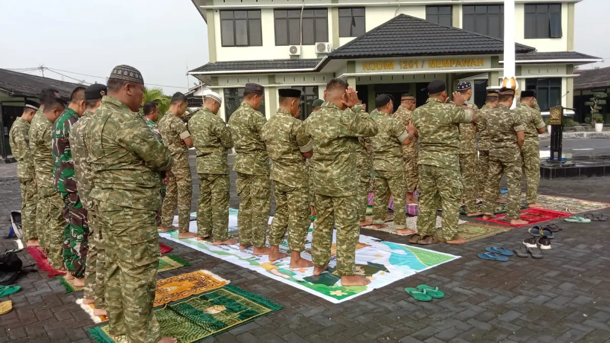 Pelaksanaan Salat Istisqa di halaman Makodim Mempawah.