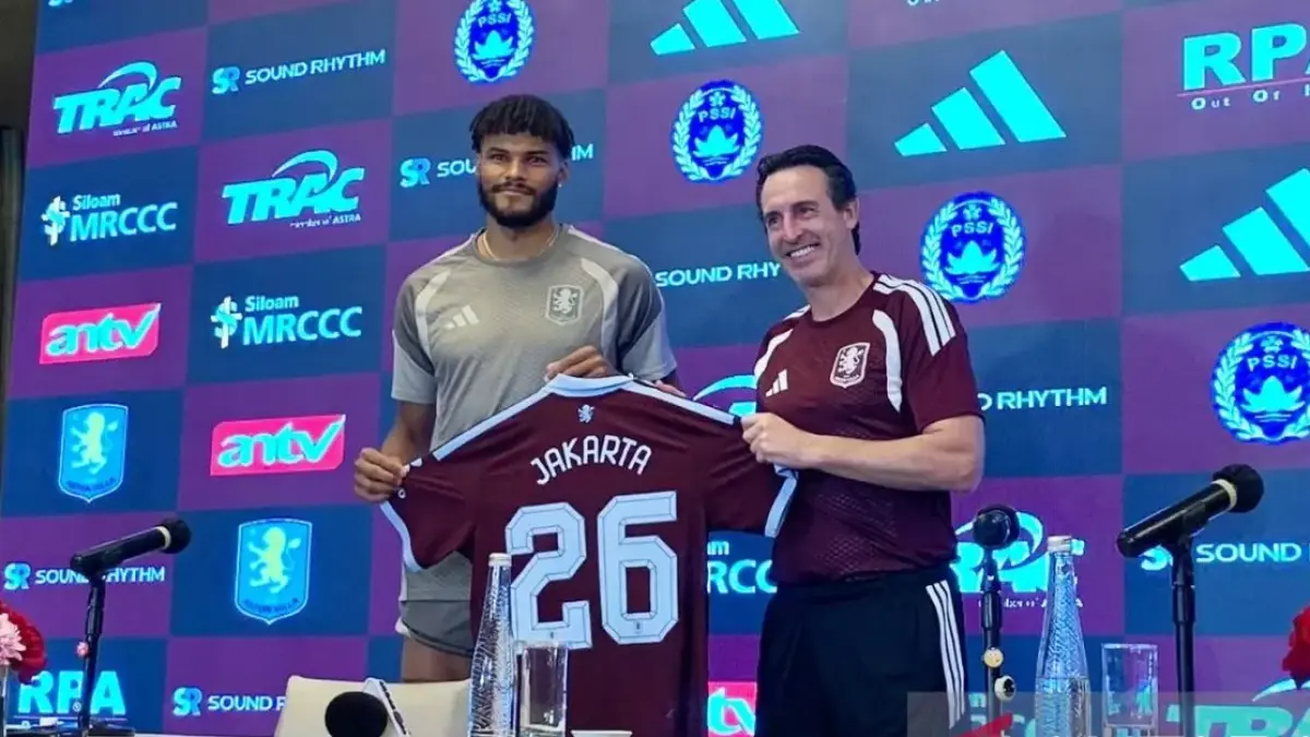 Pelatih Aston Villa Unai Emery (kanan) dan pemain Tyrone Mings berpose dalam sesi jumpa pers pra-pertandingan melawan Indonesia All Stars di Jakarta, Jumat (31/6/2026). (ANTARA/Zaro Ezza Syachniar)