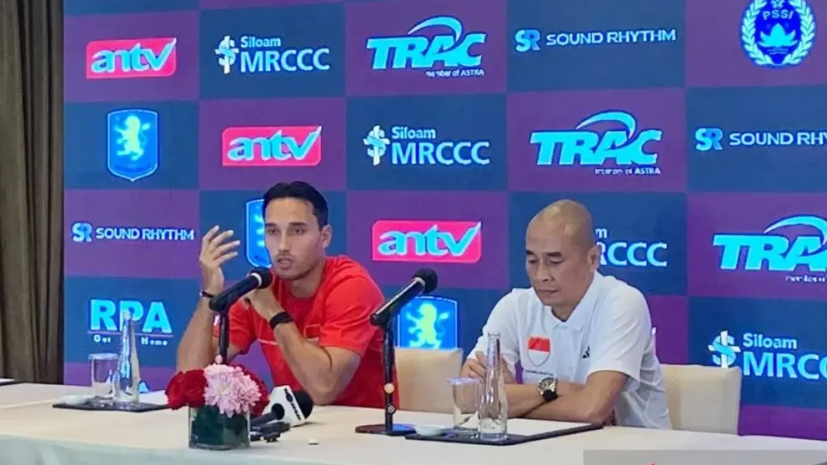Pelatih Indonesia All Stars Kurniawan Dwi Yulianto (kanan) dan pemain Ezra Walian pada jumpa pers pra-laga pertandingan melawan Aston Villa, Jumat (31/7/2026) di Jakarta. (ANTARA/Zaro Ezza Syachniar)