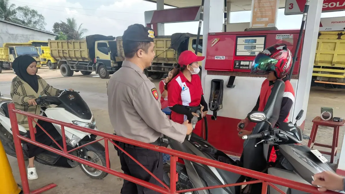 Petugas memantau salah satu SPBU guna memastikan kelancaran distribusi BBM. (HUMAS POLRES)