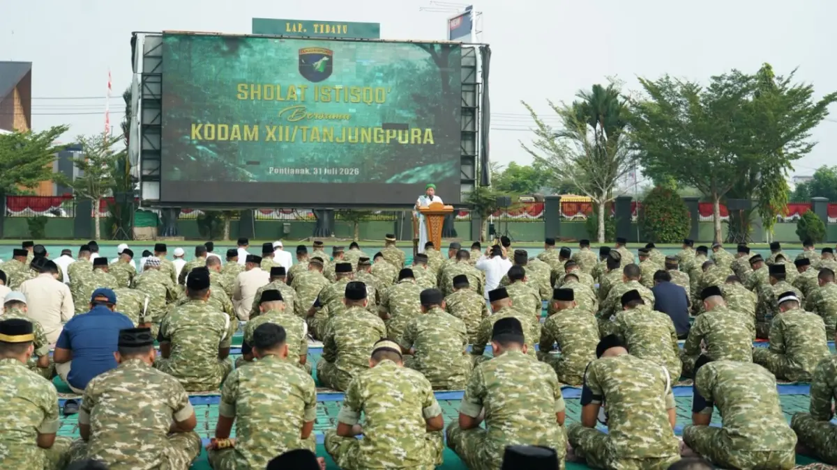 Prajurit dan PNS Kodam XII/Tanjungpura menggelar salat istisqa di halaman Makodam pada Jumat (31/7). (ISTIMEWA)