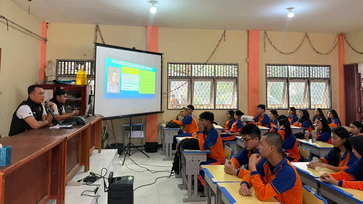 Ps. Kasatresnarkoba Polres Landak, IPTU Yulianus Van Chanel memberikan edukasi pencegahan narkoba kepada siswa SMAN 1 Ngabang pada Jumat (31/7). (HUMAS POLRES LANDAK)