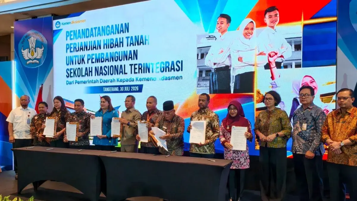 Kemendikdasmen bersama 30 pemerintah daerah, termasuk Sambas di Kota Tangerang, Provinsi Banten pada Kamis (30/7/2026) mempercepat pembangunan Sekolah Nasional Terintegrasi (SNT) melalui penandatanganan Naskah Perjanjian Hibah Daerah (NPHD) dan Berita Acara Serah Terima (BAST) tanah. (ANTARA/Humas Kemendikdasmen)
