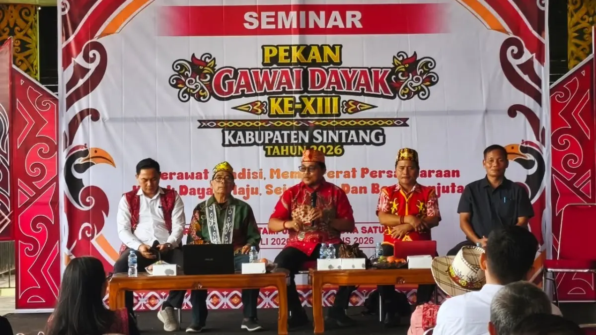 Yohanes Rumpak ajak generasi muda merantau pada Seminar Pekan Gawai Dayak Kabupaten Sintang Ke-XIII Tahun 2026 di Betang Tampun Juah. (RISKA NANDA KUMALA SARI/PONTIANAK POST)