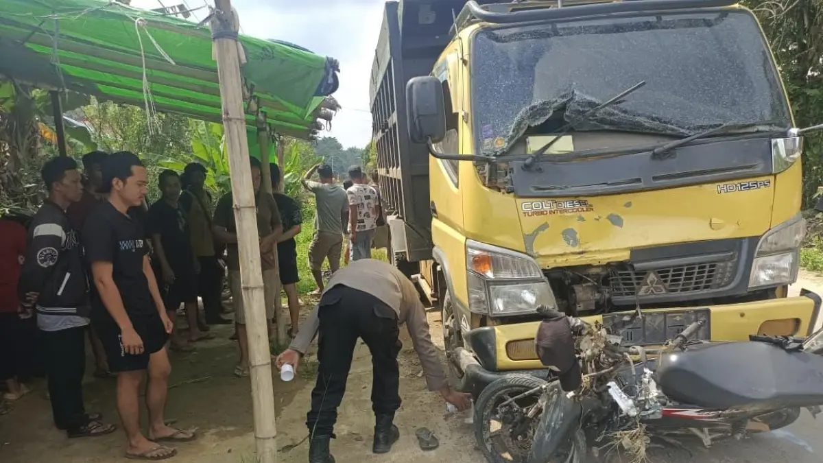 Petugas Satlantas Polres Sekadau melakukan olah tempat kejadian perkara kecelakaan yang menewaskan pengendara Honda Revo di Jalan Poros Belitang Hilir, Kabupaten Sekadau, Minggu (2/8). Korban meninggal dunia di lokasi setelah bertabrakan dengan truk Mitsubishi Colt Diesel.