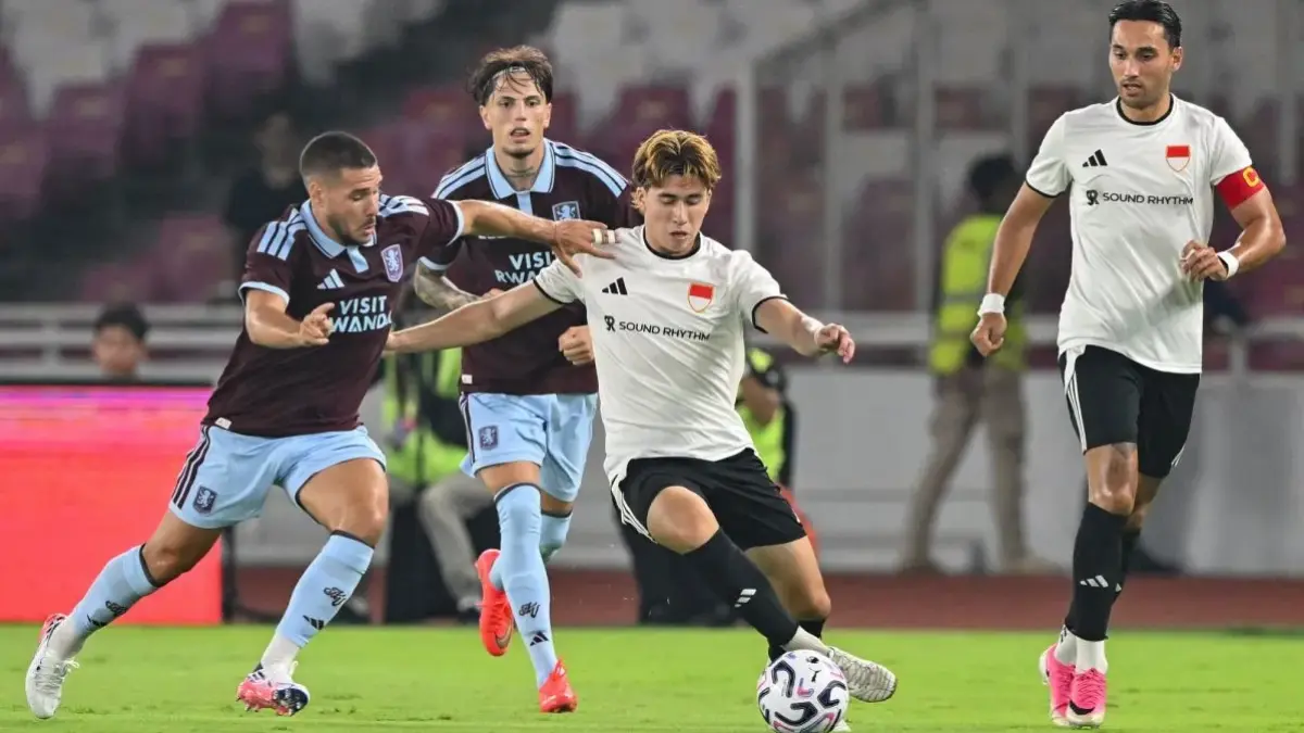 Pesepak bola Aston Villa Emiliano Buendia (kiri) berebut bola dengan pesepak bola Indonesia All Stars Oliver Leeming (kedua kanan) pada pertandingan bertajuk Aston Villa Pre-Season Tour Indonesia 2026 di Stadion Utama Gelora Bung Karno, Senayan, Jakarta, Sabtu (1/8/2026). (ANTARA FOTO/Fauzan)
