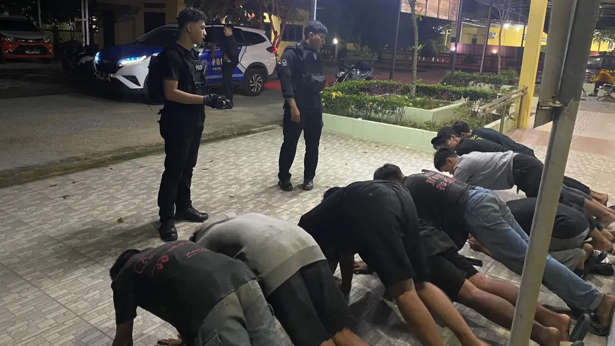 Petugas Satlantas Polres Singkawang memberikan sanksi pembinaan kepada pelanggar lalu lintas yang terjaring dalam Blue Light Patrol di Kota Singkawang, Sabtu malam (1/8). Tindakan tersebut disertai edukasi agar pengendara lebih disiplin mematuhi aturan demi keselamatan bersama.