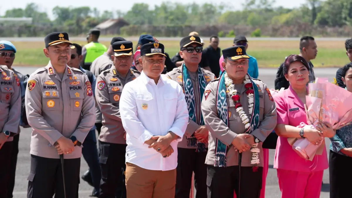 Kapolda Kalimantan Barat Irjen Pol. Alberd Teddy Benhard Sianipar bersama Bupati Ketapang tiba di Bandara Rahadi Oesman, Sabtu (1/8), dalam rangka kunjungan kerja di Kabupaten Ketapang. Kedatangan rombongan disambut jajaran Forkopimda dengan prosesi adat sebagai simbol penghormatan serta penguatan sinergi antara Polri dan pemerintah daerah dalam meningkatkan pelayanan kepada masyarakat.