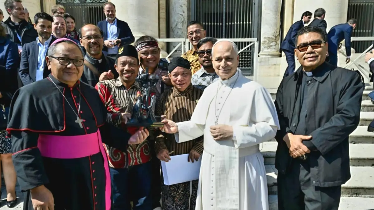 Paus Leo XIV menerima patung Santo Yusuf Arimatea karya Brata Gallery Yogyakarta yang diserahkan delegasi Indonesia dalam audiensi di Vatikan, 25 Maret 2026. Patung tersebut menjadi simbol penghormatan kepada tokoh yang mengurus pemakaman Yesus Kristus serta mempererat hubungan Gereja Katolik Indonesia dengan Takhta Suci. (IST)
