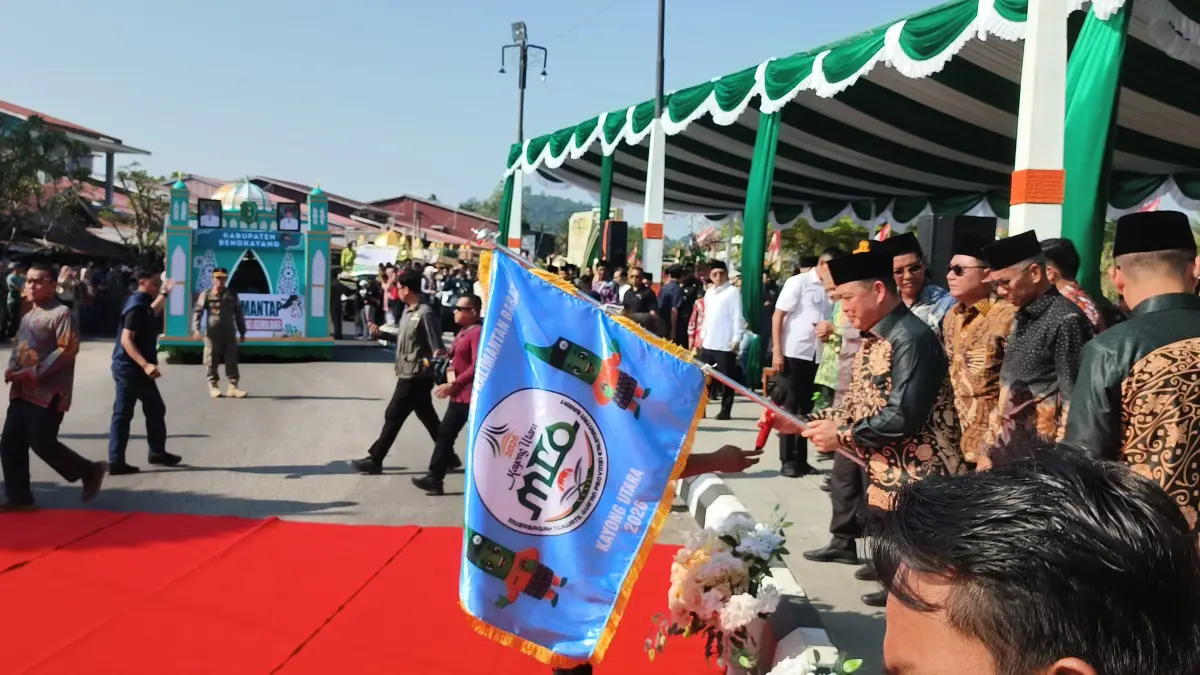 Gubernur Kalimantan Barat Ria Norsan melepas peserta Pawai Ta