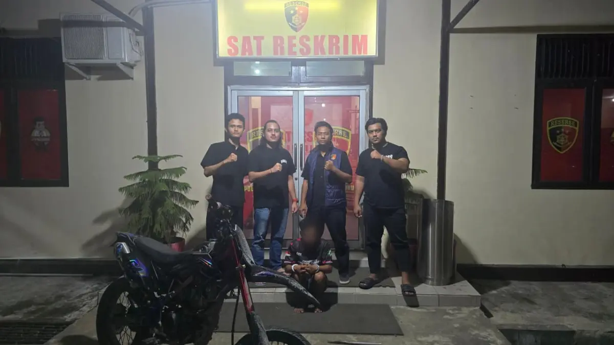 Petugas Unit Reaksi Cepat (URC) Satreskrim Polres Sekadau bersama Tim URC Ditreskrimum Polda Kalbar menunjukkan tersangka berinisial M (26) beserta barang bukti sepeda motor Kawasaki KLX 150 yang diduga hasil pencurian di Mapolres Sekadau. Satu pelaku lainnya masih dalam pengejaran polisi.