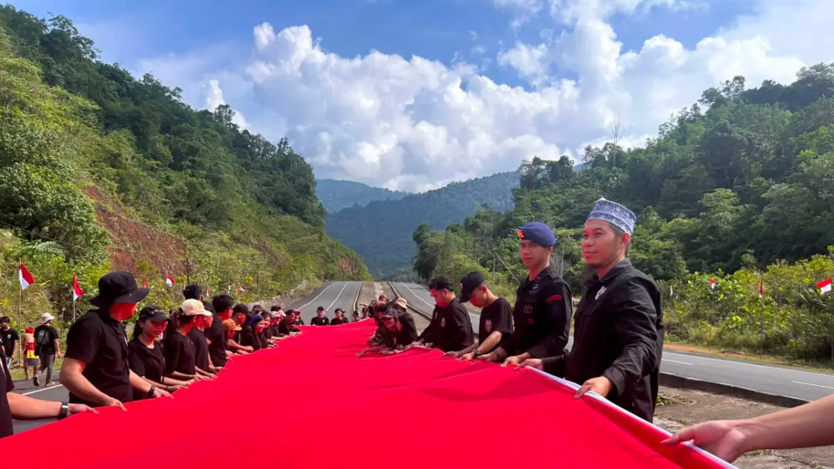 Bendera Merah Putih raksasa dibentangkan di Bukit Tempayan, Kecamatan Sajingan Besar, Kabupaten Sambas, saat Kirab Merah Putih menyambut HUT ke-81 Kemerdekaan RI. Momentum di beranda terdepan Indonesia itu menjadi simbol persatuan dan semangat nasionalisme masyarakat perbatasan.