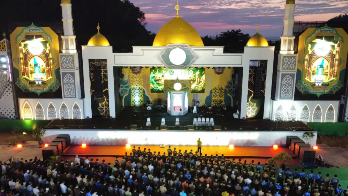 Salat Berjemaah – Ribuan peserta, dewan hakim, kafilah, dan tamu melaksanakan Salat Magrib berjemaah di Arena Utama MTQ XXXIV Tingkat Provinsi Kalimantan Barat di Kayong Utara, Minggu (2/8). Bupati Kayong Utara Harjani Hefni mengajak seluruh peserta meluruskan niat untuk menjemput kemuliaan Al-Qur