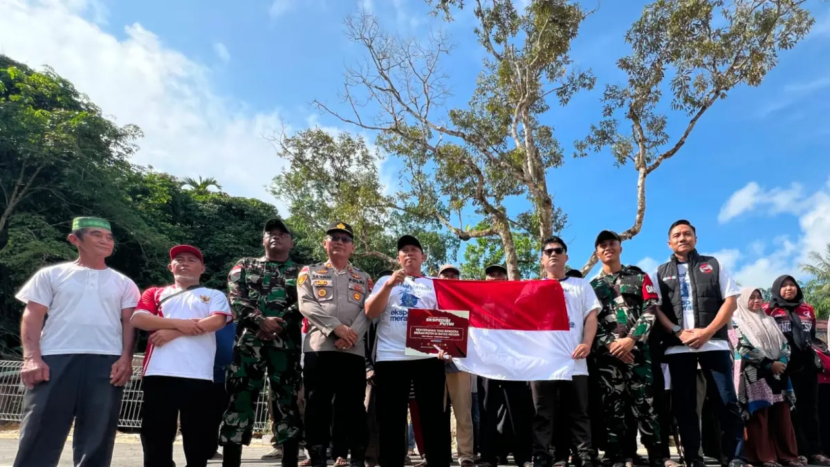 Penyerahan simbolis Bendera Merah Putih menjadi penanda dimulainya Ekspedisi Merah Putih di PLB Temajuk, Kabupaten Sambas, Sabtu (1/8). Kolaborasi Rumah Jurnalis dan Pertamina Patra Niaga mengajak masyarakat memperkuat semangat kebangsaan melalui aksi nyata di wilayah perbatasan.