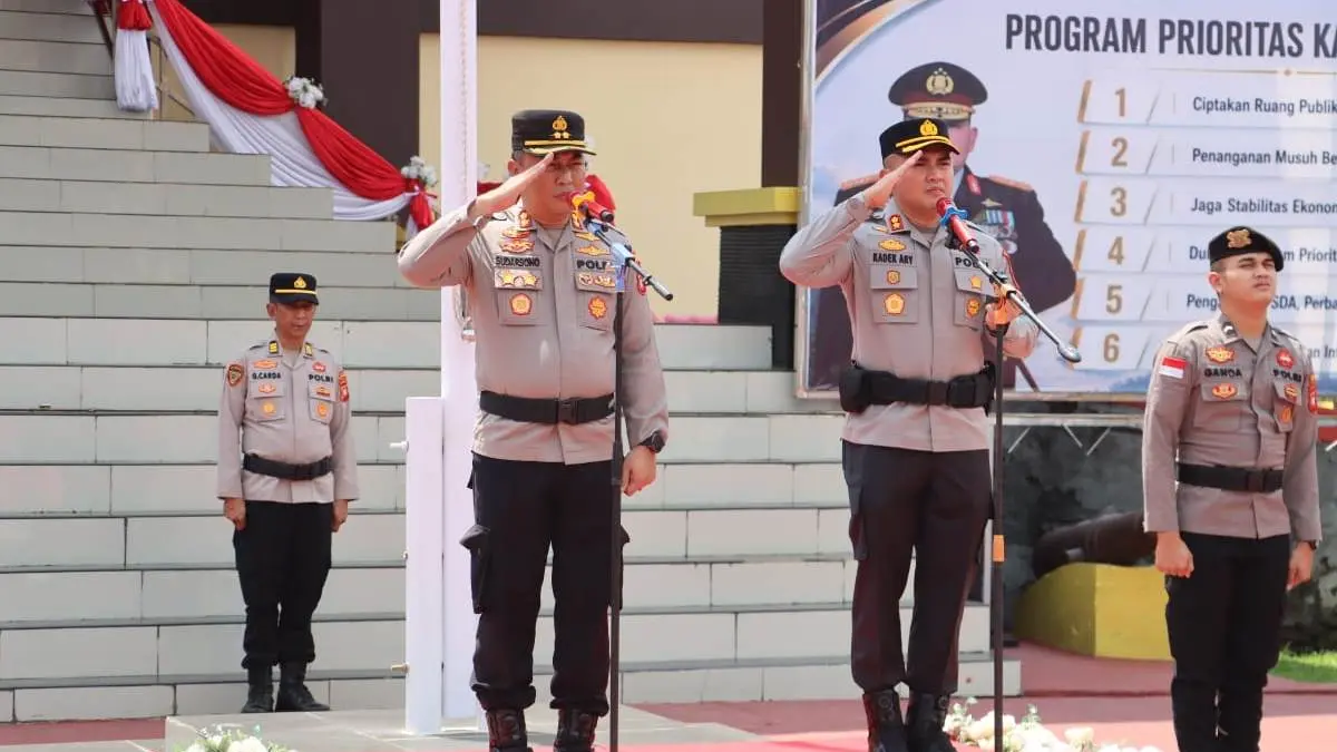 AKBP Sudarsono memberikan penghormatan terakhir kepada seluruh personel saat Apel Farewell Parade di Mapolres Sanggau. Momen penuh haru itu menjadi simbol berakhirnya masa pengabdian sebagai Kapolres sekaligus estafet kepemimpinan kepada AKBP Kadek Ary Mahardika.