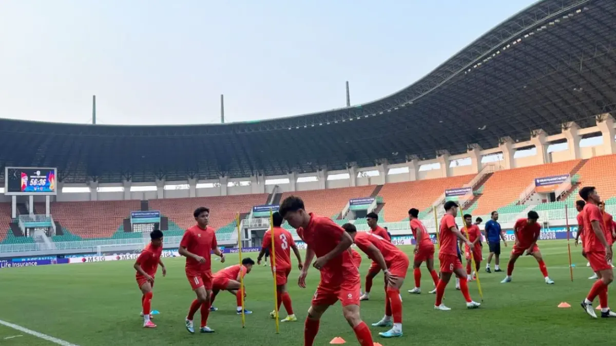 Pemain Timnas Vietnam menjalani latihan jelang laga Indonesia vs Vietnam Piala AFF 2026 di Stadion Pakansari, Bogor, Minggu (2/8/2026). Vietnam mempersiapkan diri menghadapi tekanan suporter dan permainan agresif Timnas Indonesia pada duel Grup A. (ANTARA/M Fikri Setiawan)