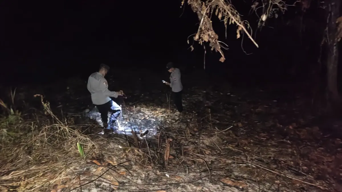 Personel Polsek Menukung melakukan ground check terhadap titik hotspot pada malam hari dengan penerangan senter di wilayah Kecamatan Menukung, Kabupaten Melawi, Sabtu (1/8). Pemeriksaan dilakukan untuk memastikan tidak ada lagi titik api aktif yang berpotensi memicu kebakaran hutan dan lahan (karhutla) di kawasan tersebut.